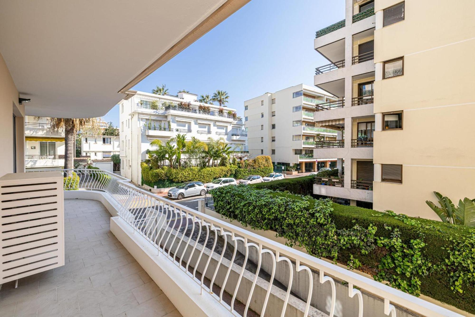 Ref 1997 - - Sea View For Rent Appartement *